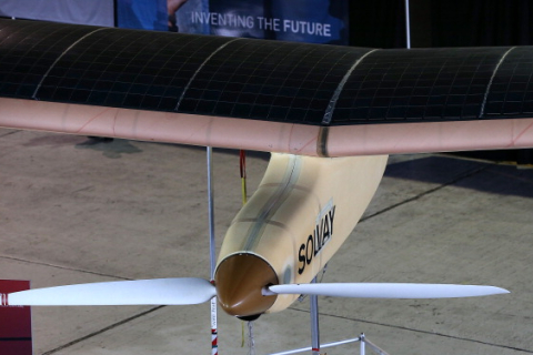 Самолёт на солнечных батареях пролетел больше 1500 км