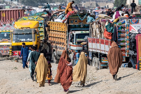 Тысячи афганцев покидают Пакистан до истечения срока высылки