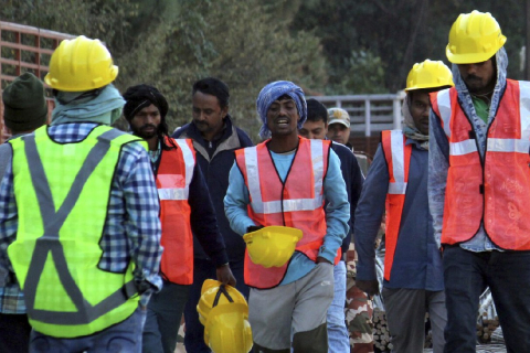 41 робітник опинився в пастці після обвалу тунелю в Індії, рятувальна операція триває 7-й день (ВІДЕО)