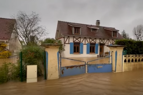 Сильні дощі затоплюють будинки та посіви на півночі Франції (ВІДЕО)