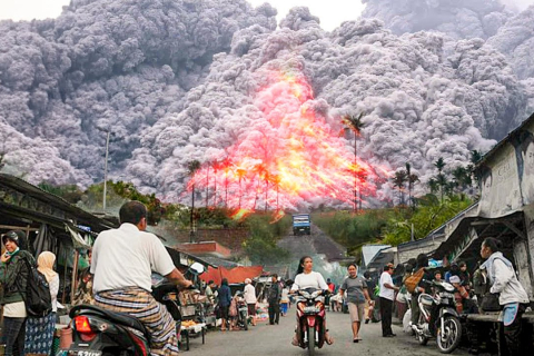 Индонезийский вулкан Марапи извергается и засыпает пеплом близлежащие деревни