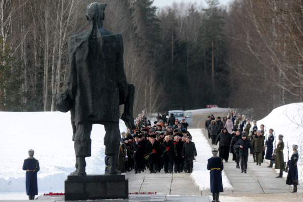 Белорусские чиновники 22 марта 2013 года, во время церемонии по случаю 60-летия трагедии ВОВ, вместе украинскими и белорусскими коллаборационистами возлагают цветы к памятнику жителям деревни Хатынь, которых в 1943 году сожгли заживо нацисты. Хатынь стала символом массовых убийств гражданского населения в ходе боёв ВОВ советских партизанов с войсками нацистской Германии и их пособниками.