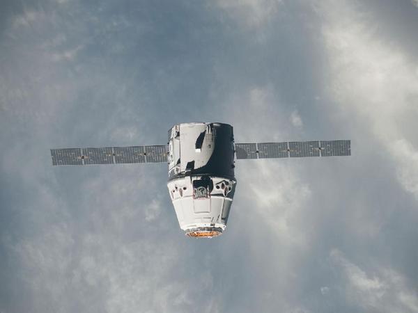 Фотографії космосу. Космічна вантажівка SpaceX Dragon наближається до МКС.