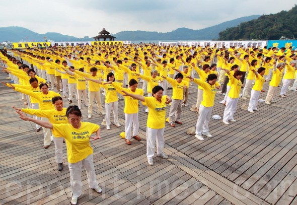 Коллективная практика в Тайване в 2010 году. Фото: Song Bilong/Великая Эпоха