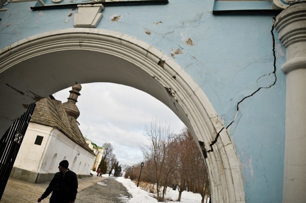 Тріщина на воротах Михайлівського Золотоверхого монастиря. Фото: Володимир Бородін / EpochTimes.com.ua