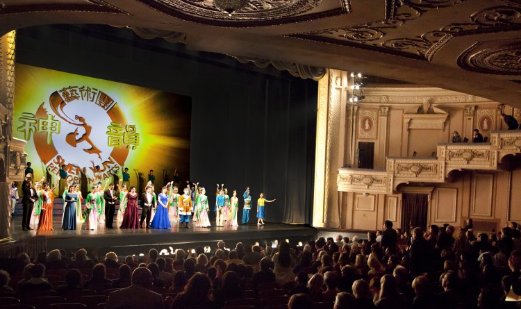 Артисти Shen Yun на сцені театру Merriam Theater у Філадельфії, у п'ятницю, 6 січня 2012 року. Фото: Едвард Дай/Велика Епоха