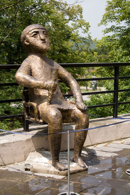 Отдых в Грузии: увеличенная копия бронзовой статуэтки «Тамада» в Сигнахи. Фото: Макс Бурцев/Maxburtsev.com